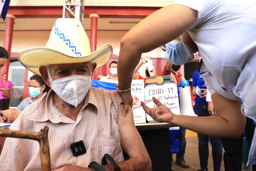 René Villanueva se convierte en el primer hondureño que recibe la dosis antiCOVID19 donada por El Salvador rene-villanueva-se-convierte-en-el-primer-hondureno-que-recibe-la-dosis-anticovid19-donada-por-el-salvador